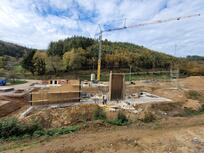 Die Schalung der ersten Wand