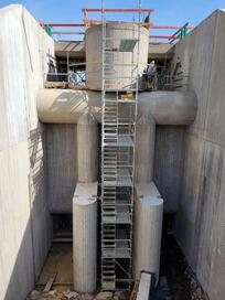 Dammbalken mit Pfeilern